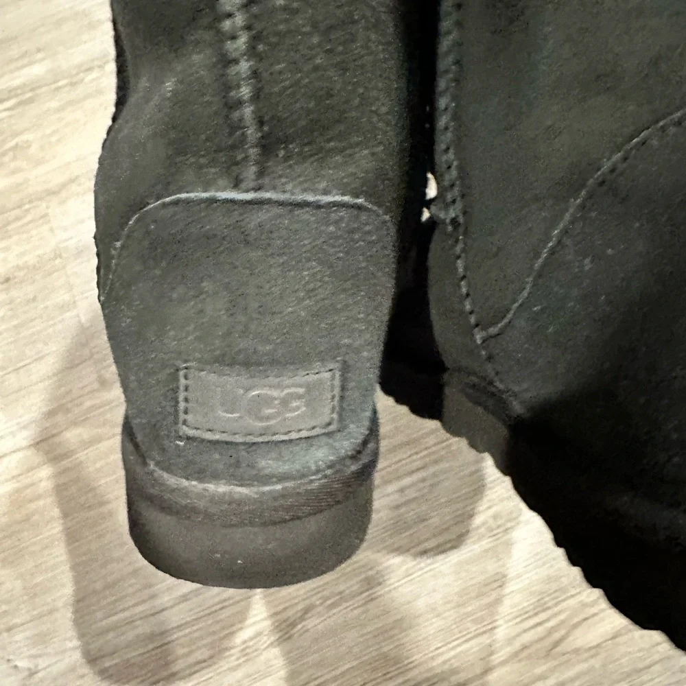 UGG Classic II Short Boot in Black Women’s size 8 - Picture 8 of 8